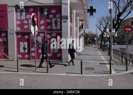 Am 19. März 2020 werden in Thessaloniki in Griechenland zwei Arbeiter mit Gesichtsschutzmasken und Plastikhandschuhen gesehen. Am zweiten Tag nach der Ankündigung der griechischen Regierung, die Eröffnung aller Einzelhandelsgeschäfte als Maßnahmen gegen die Ausweitung des Coronavirus Covid-19 auszusetzen. (Foto von Achilleas Chiras/NurPhoto) Stockfoto