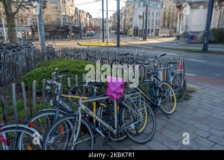 Abbildung des Bahnhofs in der flämischen Stadt Gent mit verlassenen Fahrrädern von Studenten, am 18. März 2020. Das Coronavirus (Covid-19) hat sich auf das gesamte europäische Land ausgebreitet, eine neue Regelung für Züge und öffentliche Verkehrsmittel. Belgier müssen ab Mittag des 18. März zu Hause bleiben, um die Ausbreitung des Coronavirus zu verhindern, Darf nur für Lebensmittel oder medizinische Versorgung ausgehen.Premierministerin Sophie Wilmes bittet darum, möglichst von zu Hause aus zu arbeiten. (Foto von Jonathan Raa/NurPhoto) Stockfoto