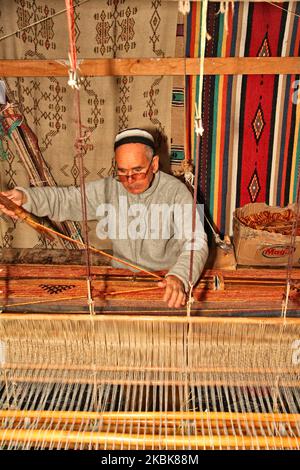 Mann, der am 29. Dezember 2015 in Chefchaouen, Marokko, Afrika, einen Teppich auf einem Webstuhl mit Agavenseide webt. (Foto von Creative Touch Imaging Ltd./NurPhoto) Stockfoto