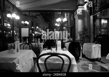 (ANMERKUNG DES HERAUSGEBERS: Dieses Bild wurde in Schwarzweiß konvertiert.) Ein Kunde isst am 19. März 2020 in Mailand, Italien, in einem leeren Biffi-Restaurant in der Galleria Vittorio Emanuele seine Mahlzeit. Die italienische Regierung hat ihre Quarantänevorschriften verschärft und alle kommerziellen Aktivitäten außer Apotheken, Lebensmittelgeschäften, Tankstellen, Tabakläden und Nachrichtenläden geschlossen, um die Ausbreitung des neuartigen Coronavirus zu stoppen. (Foto von Mairo Cinquetti/NurPhoto) Stockfoto