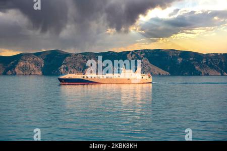 Containerschiff Reisen auf die Ägäis. Griechenland. Stockfoto