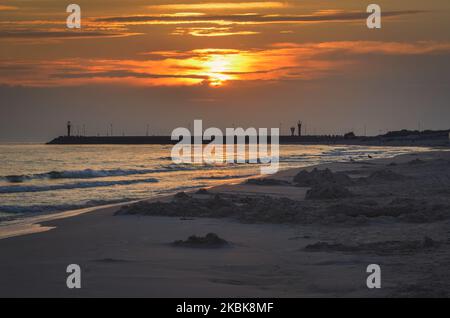 Wunderschöner Sonnenaufgang über dem Meer. Sommermorgen am Strand in Leba, Polen. Stockfoto