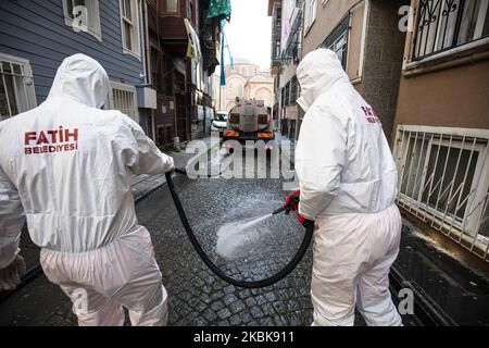 Die Stadt Istanbul Fatih desinfizierte am 20. März 2020 die Umgebung und Straßen der Molla Zeyrek Moschee, um Mitarbeiter vor dem COVID-19-Virus in Istanbul, Türkei, zu schützen. (Foto von Onur Dogman/NurPhoto) Stockfoto