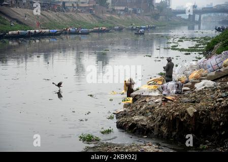 Arbeiter in Bangladesch, die am 20. März 2020 Plastiktüten waschen, die am Turag-Fluss in Dhaka, Bangladesch, verschmutzt wurden. Bangladesch wurde Berichten zufolge auf Platz 10. der 20 größten Kunststoffverschmutzer der Welt aufgrund der zügellos gelagerten Industrie- und Menschenabfälle eingestuft. (Foto von Mamunur Rashid/NurPhoto) Stockfoto