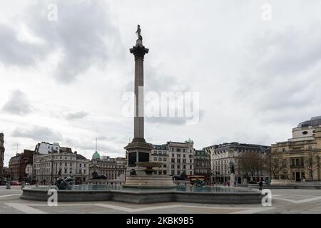 Ein Blick auf den fast menschenleeren Trafalgar Square im Zentrum von London, während die Coronavirus-Pandemie am 20. März 2020 in London, England, weiter eskaliert. Die Isolation der Haushalte, die soziale Distanzierung, die Arbeit von zu Hause aus, die Vermeidung öffentlicher Versammlungen wurden empfohlen, während die öffentlichen Verkehrsmittel als Teil der Schutzmaßnahmen reduziert wurden, um die Ausbreitung der Krankheit zu verringern. Die Regierung beschloss, Schulen in ganz Großbritannien ab Montag zu schließen und gesetzgeberische Coronavirus-Gesetz, das öffentliche Gesundheit, Einwanderung und Polizeibeamte Befugnisse, um jeden Verdacht auf Covid-19 sowie additi zu verhaften Stockfoto