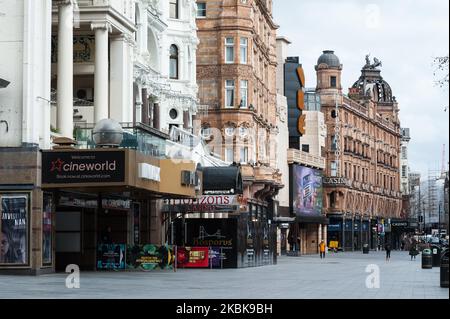 Ein Blick auf den fast verlassenen Leicester Square im Zentrum Londons, während die Coronavirus-Pandemie am 20. März 2020 in London, England, weiter eskaliert. Die Isolation der Haushalte, die soziale Distanzierung, die Arbeit von zu Hause aus, die Vermeidung öffentlicher Versammlungen wurden empfohlen, während die öffentlichen Verkehrsmittel als Teil der Schutzmaßnahmen reduziert wurden, um die Ausbreitung der Krankheit zu verringern. Die Regierung beschloss, Schulen in ganz Großbritannien ab Montag zu schließen und gesetzgeberische Coronavirus-Gesetz, das öffentliche Gesundheit, Einwanderung und Polizeibeamte Befugnisse, um jeden Verdacht auf Covid-19 sowie additi zu verhaften Stockfoto