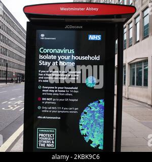 Eine digitale Plakatwand zeigt am 20. März 2020 an einer Bushaltestelle auf einer nahe verlassenen Victoria Street in London, England, Gesundheitshinweise von Coronaviren an. Im Vereinigten Königreich wurde heute bekannt, dass die Wissenschaftliche Beratungsgruppe für Notfälle (SAGE) der Regierung empfohlen hat, eine Form von „sozialen Distanzierungsmaßnahmen“ für die meiste Zeit eines Jahres zu ergreifen, wobei in diesem Zeitraum immer weniger und strengere Beschränkungen gelten, Um die Ausbreitung des Covid-19-Coronavirus zu bewältigen und eine Überwälzung der Krankenhäuser zu verhindern. Inzwischen schließen die Schulen im ganzen Land bis auf weiteres. Stockfoto