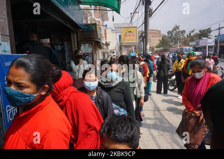 Vor einem medizinischen Geschäft stehen Menschen in der Schlange, um Gesichtsmasken zu kaufen, angesichts der Besorgnis über die Ausbreitung des Coronavirus, den Ausbruch der COVID-19-Krankheit, in Kathmandu, Nepal, am 20. März 2020. (Foto von Sunil Pradhan/NurPhoto) Stockfoto