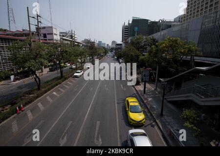 Fast leere Straßen an der Nebenstraße des Siam-Platzes. Bangkok, Thailand. Die thailändische Regierung forderte die Bürger auf, zu Hause zu bleiben, da die Regierung beispiellose landesweite Maßnahmen angekündigt hatte, um das öffentliche Leben radikal zu verringern, um die Ausbreitung des Coronavirus zu verlangsamen. (Foto von Vachira Vachira/NurPhoto) Stockfoto