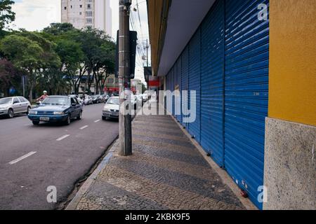 Der Handel in der zentralen Region Franca, Sao Paulo, Brasilien, wurde am 20. März 2020 geschlossen. Gestern, 19, hat der Bürgermeister Gilson de Souza den Betrieb der Stadt als Maßnahme gegen die Ausbreitung des neuen Coronavirus eingeschränkt (COVID19). Brasilien verzeichnet 7 Todesfälle und mehr als 400 bestätigte Infektionen. (Foto von Igor do Vene/NurPhoto) Stockfoto