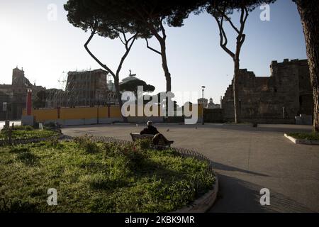 Am 20. März 2020 sitzt eine Obdachlose auf einer Bank im Zentrum Roms, während das Land im Zuge der neuen Coronavirus-Krise gesperrt wurde.Italien verhängte die Schließung aller Geschäfte mit Ausnahme von Apotheken und Lebensmittelgeschäften, um das tödliche COVID-19-Coronavirus zu kontrollieren, das bis jetzt 4032 Menschen getötet hat. (Foto von Christian Minelli/NurPhoto) Stockfoto