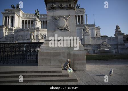 Auf den Stufen des Vittoriano-Denkmals (Altare della Patria) sitzt am 20. März ein Obdachloser. 2020 während der Blockade des Landes im Rahmen der neuen Coronavirus-Krise verhängte Italien die Schließung aller Geschäfte mit Ausnahme von Apotheken und Lebensmittelgeschäften, um das tödliche COVID-19-Coronavirus zu kontrollieren, das bisher 4032 Menschen getötet hat. (Foto von Christian Minelli/NurPhoto) Stockfoto