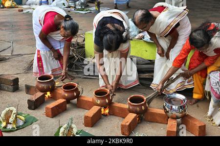 Hindu-Frauen kochen Pongala während des Attukal Pongala Mahotsavam Festivals in der Stadt Thiruvananthapuram (Trivandrum), Kerala, Indien, am 19. Februar 2019. Das Attukal Pongala Mahotsavam Festival wird jedes Jahr von Millionen Hindu-Frauen gefeiert. Während dieses Festivals bereiten Frauen Pongala (Reis gekocht mit Jaggery, Ghee, Kokosnuss sowie anderen Zutaten) im Freien in kleinen Töpfen zu, um der Göttin Kannaki zu gefallen. Pongala (was wörtlich bedeutet, überkochen) ist ein rituelles Angebot eines süßen Gerichts, bestehend aus Reisbrei, süßen braunen Melasse, Kokosraspeln, Nüssen und Rosinen. Das ist es Stockfoto