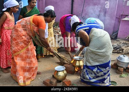 Hindu-Frauen kochen Pongala während des Attukal Pongala Mahotsavam Festivals in der Stadt Thiruvananthapuram (Trivandrum), Kerala, Indien, am 19. Februar 2019. Das Attukal Pongala Mahotsavam Festival wird jedes Jahr von Millionen Hindu-Frauen gefeiert. Während dieses Festivals bereiten Frauen Pongala (Reis gekocht mit Jaggery, Ghee, Kokosnuss sowie anderen Zutaten) im Freien in kleinen Töpfen zu, um der Göttin Kannaki zu gefallen. Pongala (was wörtlich bedeutet, überkochen) ist ein rituelles Angebot eines süßen Gerichts, bestehend aus Reisbrei, süßen braunen Melasse, Kokosraspeln, Nüssen und Rosinen. Das ist es Stockfoto