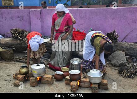 Hindu-Frauen kochen Pongala während des Attukal Pongala Mahotsavam Festivals in der Stadt Thiruvananthapuram (Trivandrum), Kerala, Indien, am 19. Februar 2019. Das Attukal Pongala Mahotsavam Festival wird jedes Jahr von Millionen Hindu-Frauen gefeiert. Während dieses Festivals bereiten Frauen Pongala (Reis gekocht mit Jaggery, Ghee, Kokosnuss sowie anderen Zutaten) im Freien in kleinen Töpfen zu, um der Göttin Kannaki zu gefallen. Pongala (was wörtlich bedeutet, überkochen) ist ein rituelles Angebot eines süßen Gerichts, bestehend aus Reisbrei, süßen braunen Melasse, Kokosraspeln, Nüssen und Rosinen. Das ist es Stockfoto