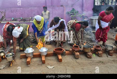 Hindu-Frauen kochen Pongala während des Attukal Pongala Mahotsavam Festivals in der Stadt Thiruvananthapuram (Trivandrum), Kerala, Indien, am 19. Februar 2019. Das Attukal Pongala Mahotsavam Festival wird jedes Jahr von Millionen Hindu-Frauen gefeiert. Während dieses Festivals bereiten Frauen Pongala (Reis gekocht mit Jaggery, Ghee, Kokosnuss sowie anderen Zutaten) im Freien in kleinen Töpfen zu, um der Göttin Kannaki zu gefallen. Pongala (was wörtlich bedeutet, überkochen) ist ein rituelles Angebot eines süßen Gerichts, bestehend aus Reisbrei, süßen braunen Melasse, Kokosraspeln, Nüssen und Rosinen. Das ist es Stockfoto