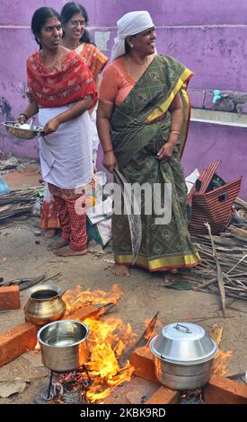 Hindu-Frauen kochen Pongala während des Attukal Pongala Mahotsavam Festivals in der Stadt Thiruvananthapuram (Trivandrum), Kerala, Indien, am 19. Februar 2019. Das Attukal Pongala Mahotsavam Festival wird jedes Jahr von Millionen Hindu-Frauen gefeiert. Während dieses Festivals bereiten Frauen Pongala (Reis gekocht mit Jaggery, Ghee, Kokosnuss sowie anderen Zutaten) im Freien in kleinen Töpfen zu, um der Göttin Kannaki zu gefallen. Pongala (was wörtlich bedeutet, überkochen) ist ein rituelles Angebot eines süßen Gerichts, bestehend aus Reisbrei, süßen braunen Melasse, Kokosraspeln, Nüssen und Rosinen. Das ist es Stockfoto