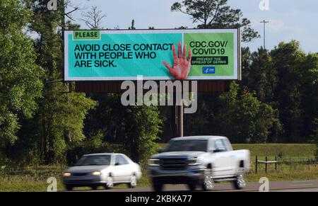 Eine elektronische Plakatwand, die von den Centers for Disease Control and Prevention (CDC) gesponsert wird, gibt der Öffentlichkeit Tipps, wie die Ausbreitung des Coronavirus (COVID-19) am 20. März 2020 entlang der Interstate 4 in Deland, Florida, verhindert werden kann. (Foto von Paul Hennessy/NurPhoto) Stockfoto