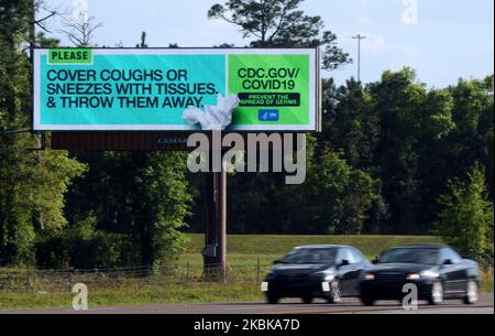 Eine elektronische Plakatwand, die von den Centers for Disease Control and Prevention (CDC) gesponsert wird, gibt der Öffentlichkeit Tipps, wie die Ausbreitung des Coronavirus (COVID-19) am 20. März 2020 entlang der Interstate 4 in Deland, Florida, verhindert werden kann. (Foto von Paul Hennessy/NurPhoto) Stockfoto