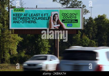 Eine elektronische Plakatwand, die von den Centers for Disease Control and Prevention (CDC) gesponsert wird, gibt der Öffentlichkeit Tipps, wie die Ausbreitung des Coronavirus (COVID-19) am 20. März 2020 entlang der Interstate 4 in Deland, Florida, verhindert werden kann. (Foto von Paul Hennessy/NurPhoto) Stockfoto