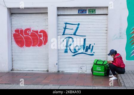 Am Freitag, den 20. März 2020, wartet ein Lieferfahrer vor einem Restaurant in der Calle 140 in Bogotà, Kolumbien. Sie gehören zu den wenigen Personen, die während der Aussperrung in Bogota, die am 20/03/2020 begann, draußen sein und arbeiten dürfen. Die Stadt mit 7 und einer halben Million Einwohnern verwandelte sich aufgrund der Quarantäne des Corona-Virus in eine Geisterstadt, in der Hunderttausende von Menschen von Lieferdiensten wie Uber Eats oder Rappi abhängig waren. (Foto von Keoma Zec/NurPhoto) Stockfoto