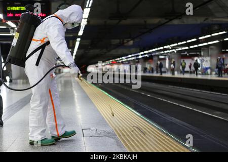 Am 20. März 2020 sprüht ein Mitglied der spanischen Notarmee, das Schutzkleidung trägt, in der Madrider U-Bahn-Station in Madrid, Spanien, Desinfektionsmittel-Lotion. Europa ist zum Epizentrum des COVID-19-Ausbruchs geworden, wobei ein Drittel der weltweit gemeldeten Fälle aus der Region stammen. (Foto von Guillermo Santos/NurPhoto) Stockfoto