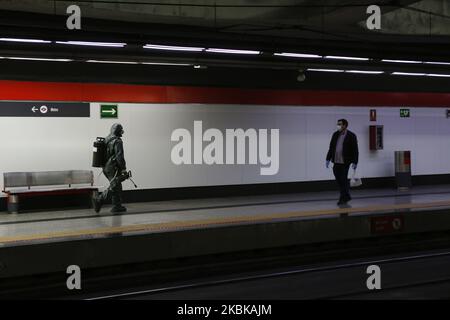 Am 20. März 2020 wird ein Mitglied der spanischen Notarmee in Schutzkleidung an der Madrider Metrostation in Madrid, Spanien, gesehen. Europa ist zum Epizentrum des COVID-19-Ausbruchs geworden, wobei ein Drittel der weltweit gemeldeten Fälle aus der Region stammen. (Foto von Guillermo Santos/NurPhoto) Stockfoto