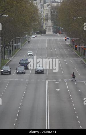 Die Straße Paseo de la Castellana ist während des spanischen Coronavirus-Notfalls am 20. März 2020 in Madrid, Spanien, fast leer. Europa ist zum Epizentrum des COVID-19-Ausbruchs geworden, wobei ein Drittel der weltweit gemeldeten Fälle aus der Region stammen. (Foto von Guillermo Santos/NurPhoto) Stockfoto