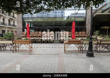 Leere Stühle sind auf der Terrasse eines Cafés in der Hauptstadt Tunis zu sehen, da die tunesischen Behörden die Verwendung von Stühlen und Tischen in den Cafés verboten haben, um Versammlungen in den öffentlichen Räumen zu vermeiden, um die Ausbreitung des Coronavirus COVID-19 zu verlangsamen. Später am Tag, von 6pm bis 6am Uhr, beginnt in Tunesien am 18. März 2020 eine tägliche Ausgangssperre, die vom Präsidenten Tunesiens, Kais Saied, beschlossen wurde, um die Ausbreitung des Coronavirus COVID-19 zu stoppen. (Foto von Chedly Ben Ibrahim/NurPhoto) Stockfoto