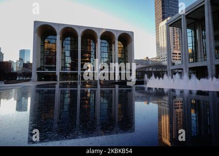 Ein Blick auf das vorübergehend geschlossene Lincoln Center, da sich das Coronavirus während des Coronavirus-Ausbruchs in den Vereinigten Staaten am 20. März 2020 in New York City weiter ausbreitet. Die Weltgesundheitsorganisation hat das Coronavirus (COVID-19) am 11.. März zu einer globalen Pandemie erklärt. (Foto von John Nacion/NurPhoto) Stockfoto