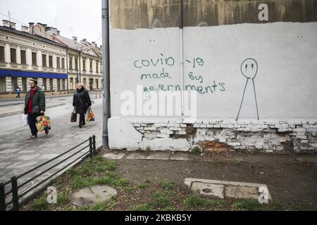 'Covid-19 made by Governments' Grafitty auf der Straße von Krakau, Polen, am 21. März 2020. Seit März 13 befindet sich das Land aufgrund der Ausbreitung des Coronavirus in einer „epidemischen Bedrohung“. Dieser Status wurde nun zu einem „Seuchenzustand“ aufgewertet, der den Behörden die Möglichkeit geben wird, beispielsweise medizinisches Personal und andere Regierungsmitarbeiter zu verlegen und Transportbeschränkungen einzuführen. (Foto von Beata Zawrzel/NurPhoto) Stockfoto