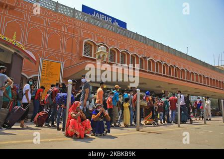 Passagiere, die Masken tragen, stehen während der Vorführung am Bahnhof in einer Warteschlange, nach dem tödlichen neuartigen Coronavirus in Jaipur, Rajasthan, Indien, am 21. März 2020. (Foto von Vishal Bhatnagar/NurPhoto) Stockfoto