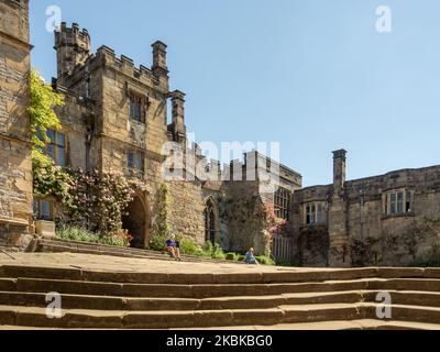 Haddon Hall, ein mittelalterliches Herrenhaus aus dem 11.. Jahrhundert, Bakewell, Derbyshire, Großbritannien; Blick auf den Innenhof Stockfoto