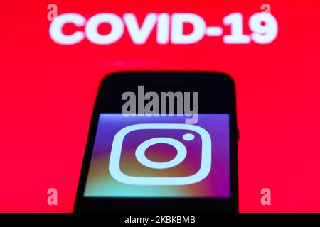 Das Instagram-App-Symbol ist auf dem Smartphone-Bildschirm zu sehen, wobei covid-19sign im Hintergrund auf diesem Illustrationsfoto zu sehen ist, das am 21. März 2020 in Polen aufgenommen wurde. (Foto von Jakub Porzycki/NurPhoto) Stockfoto