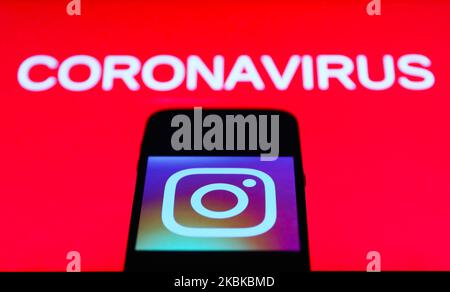 Das Instagram-App-Symbol ist auf dem Smartphone-Bildschirm mit dem Coronavirus-Zeichen im Hintergrund zu sehen. Dieses Bild wurde am 21. März 2020 in Polen aufgenommen. (Foto von Jakub Porzycki/NurPhoto) Stockfoto