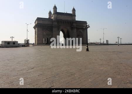 Das historische Gateway of India wird während einer landesweiten Ausgangssperre als Reaktion auf den Ausbruch der Coronavirus-Pandemie (COVID-19) am 22. März 2020 in Mumbai, Indien, gesehen. (Foto von Himanshu Bhatt/NurPhoto) Stockfoto