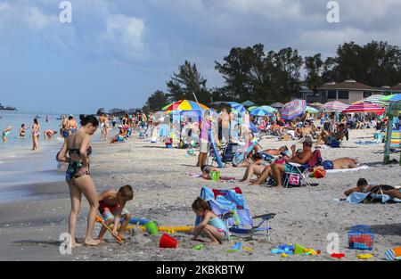 Englewood Beach in Charlotte County Florida war am Samstag, 20. März 2020, voll. Der Strand ist ab Sonntag, dem 21. März 2020, um 6am Uhr für die Öffentlichkeit geschlossen, um die Ausbreitung des Coronavirus zu verhindern. (Foto von Thomas O'Neill/NurPhoto) Stockfoto