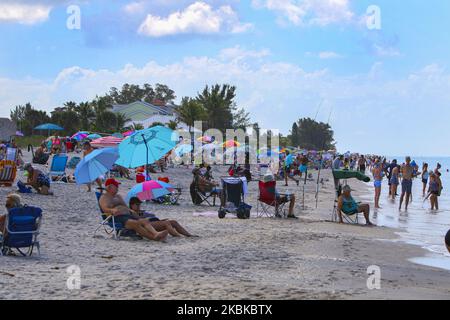 Englewood Beach in Charlotte County Florida war am Samstag, 20. März 2020, voll. Der Strand ist ab Sonntag, dem 21. März 2020, um 6am Uhr für die Öffentlichkeit geschlossen, um die Ausbreitung des Coronavirus zu verhindern. (Foto von Thomas O'Neill/NurPhoto) Stockfoto