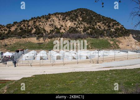 Panoramablick auf das neue Flüchtlingslager. Neues Flüchtlings- und Migrantenlager, temporäre Einrichtung mit Zelten, in Griechenland im Raum Kleidi in der Nähe des Dorfes Promahonas in der Region Serres, an der griechisch-bulgarischen Grenze, empfängt die erste Welle von Menschen, Asylbewerbern, die nach dem 1.. März 2020 nach Griechenland einreisen, wo das Land die Annahme von Asylanträgen eingestellt hat. Neuankömmlinge kommen von den Inseln Lesvos, Samos und Chios und wurden per Fähre nach Kavala und dann per Bus nach Kleidi gebracht, um sie aufzunehmen, zu fotografieren, vorübergehend zu beherbergen und dann wie Afghani in ihr Herkunftsland abzuschieben Stockfoto