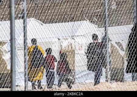 Flüchtlinge und Migranten werden in ihre Zelte verlegt. Neues Flüchtlings- und Migrantenlager, temporäre Einrichtung mit Zelten, in Griechenland im Raum Kleidi in der Nähe des Dorfes Promahonas in der Region Serres, an der griechisch-bulgarischen Grenze, empfängt die erste Welle von Menschen, Asylbewerbern, die nach dem 1.. März 2020 nach Griechenland einreisen, wo das Land die Annahme von Asylanträgen eingestellt hat. Neuankömmlinge kommen von den Inseln Lesvos, Samos und Chios und wurden mit der Fähre nach Kavala und dann mit dem Bus nach Kleidi gebracht, um sie aufzunehmen, zu fotografieren, vorübergehend zu beherbergen und dann zu ihnen zurück in ihr Land zu deportieren Stockfoto