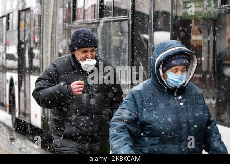 Menschen mit Schutzmasken als vorbeugende Maßnahme gegen das Coronavirus COVID-19 auf der Straße in Kiew, Ukraine, am 22. März 2020 (Foto: Maxym Marusenko/NurPhoto) Stockfoto