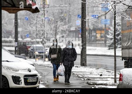 Menschen mit Schutzmasken als vorbeugende Maßnahme gegen das Coronavirus COVID-19 auf der Straße in Kiew, Ukraine, am 22. März 2020 (Foto: Maxym Marusenko/NurPhoto) Stockfoto