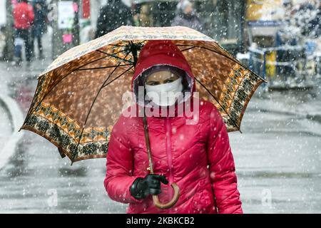 Frau mit Schutzmaske als vorbeugende Maßnahme gegen das Coronavirus COVID-19 auf der Straße in Kiew, Ukraine, am 22. März 2020 (Foto: Maxym Marusenko/NurPhoto) Stockfoto