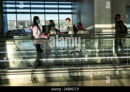 Passagiere mit Gesichtsschutzmasken, Handschuhen und anderen Maßnahmen, wie sie am 18. März 2020 in Istanbul, Türkei, während der Covid-19-Krise, am Flughafen Istanbul zu sehen waren. Hunderte von Reisenden sind im Terminal des Istanbul IST Airport in der Türkei gestrandet, weil der Flug aufgrund des Coronavirus annullierte. (Foto von Nicolas Economou/NurPhoto) Stockfoto