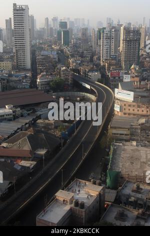 Während einer landesweiten Ausgangssperre als Reaktion auf den Ausbruch der Coronavirus-Pandemie (COVID-19) am 22. März 2020 in Mumbai, Indien, wird eine leere Straße gesehen. (Foto von Himanshu Bhatt/NurPhoto) Stockfoto