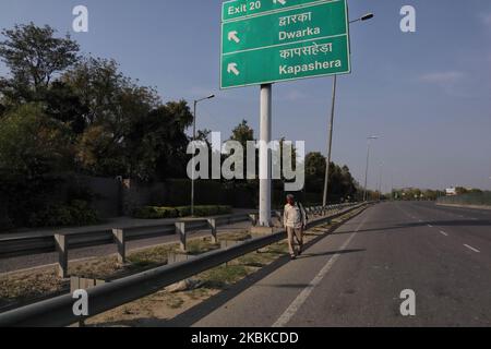 Ein Mann geht auf einer der verkehrsreichsten Straßen, die fast menschenleer inmitten ziviler Ausgangssperre in Neu Delhi, Indien, steht, 22. März 2020. In ganz Indien wird eine zivile Ausgangssperre beobachtet, die von Premierminister Narendra Modi aufgerufen wird, um das Bewusstsein für das Coronavirus im Land zu schärfen. Bis jetzt hat das Coronavirus 13595 Menschen auf dem Golbe getötet. (Foto von Muzamil Mattoo/NurPhoto) Stockfoto