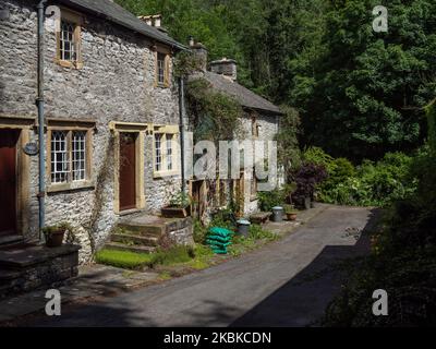 Ravensdale Cottages, Cressbrook, Derbyshire, Großbritannien; ehemalige Wohnungen für die Arbeiter der nahegelegenen Cressbrook Mill Stockfoto