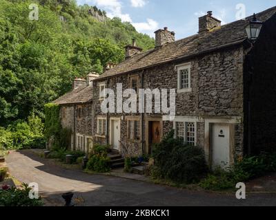 Ravensdale Cottages, Cressbrook, Derbyshire, Großbritannien; ehemalige Wohnungen für die Arbeiter der nahegelegenen Cressbrook Mill Stockfoto