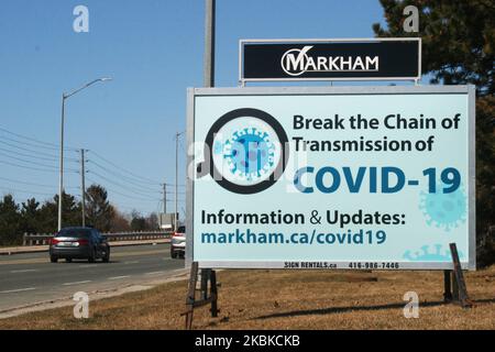 Schild, das die Menschen auffordert, am 21. März 2020 in Markham, Ontario, Kanada, die Übertragungskette des neuartigen Coronavirus (COVID-19) zu durchbrechen. Die Kanadier haben sich an den Rat der Behörden gehalten, sich selbst zu isolieren, soziale Distanzierungen zu praktizieren und zu Hause zu bleiben, um die Ausbreitung von COVID-19 zu verlangsamen. (Foto von Creative Touch Imaging Ltd./NurPhoto) Stockfoto