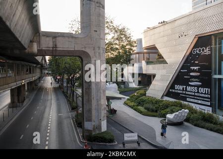 Die normalerweise stark befahrenen Straßen der Stadt erscheinen nach der teilweisen Schließung Bangkoks, die am 22. März 2020 in Bangkok, Thailand, zur Verbreitung von Covid-19 verhängt wurde, leer. (Foto von Thomas De Cian/NurPhoto) Stockfoto